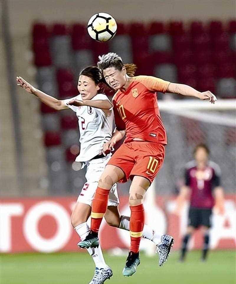 精彩的女足比赛点燃球迷激情