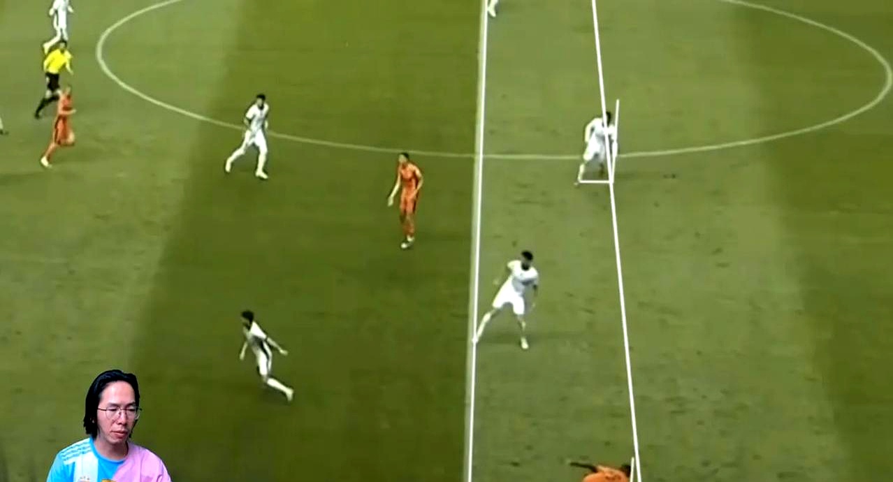 疯狂足球比赛，球迷激情喊声震天响