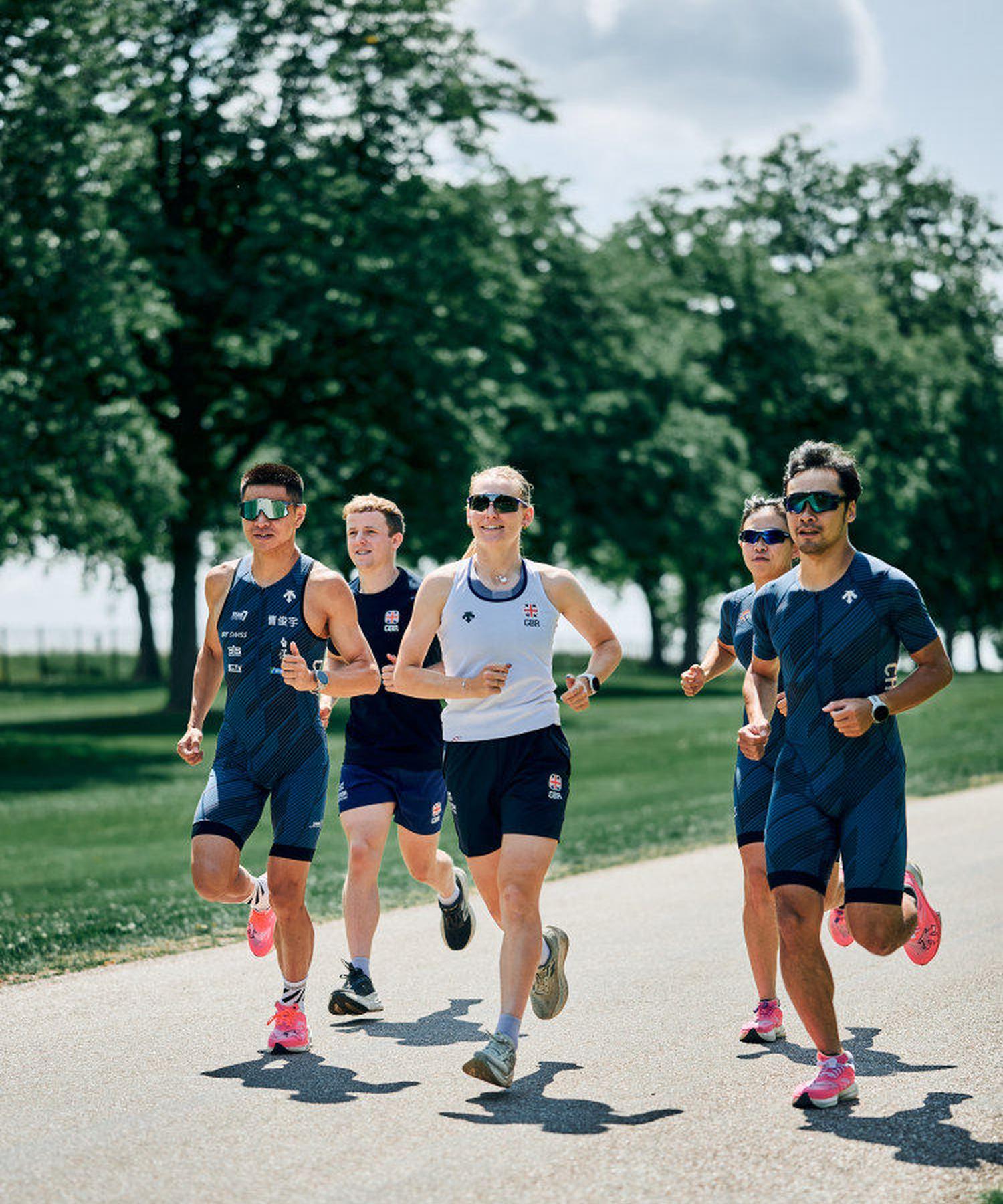 爱游戏在线登录-包含铁人三项选手全力以赴，超越极限的词条