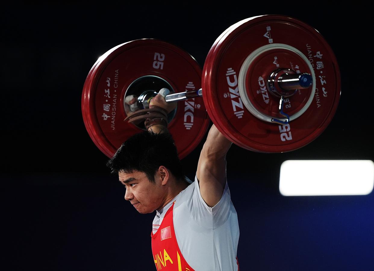 举重比赛中选手力挽狂澜取得佳绩