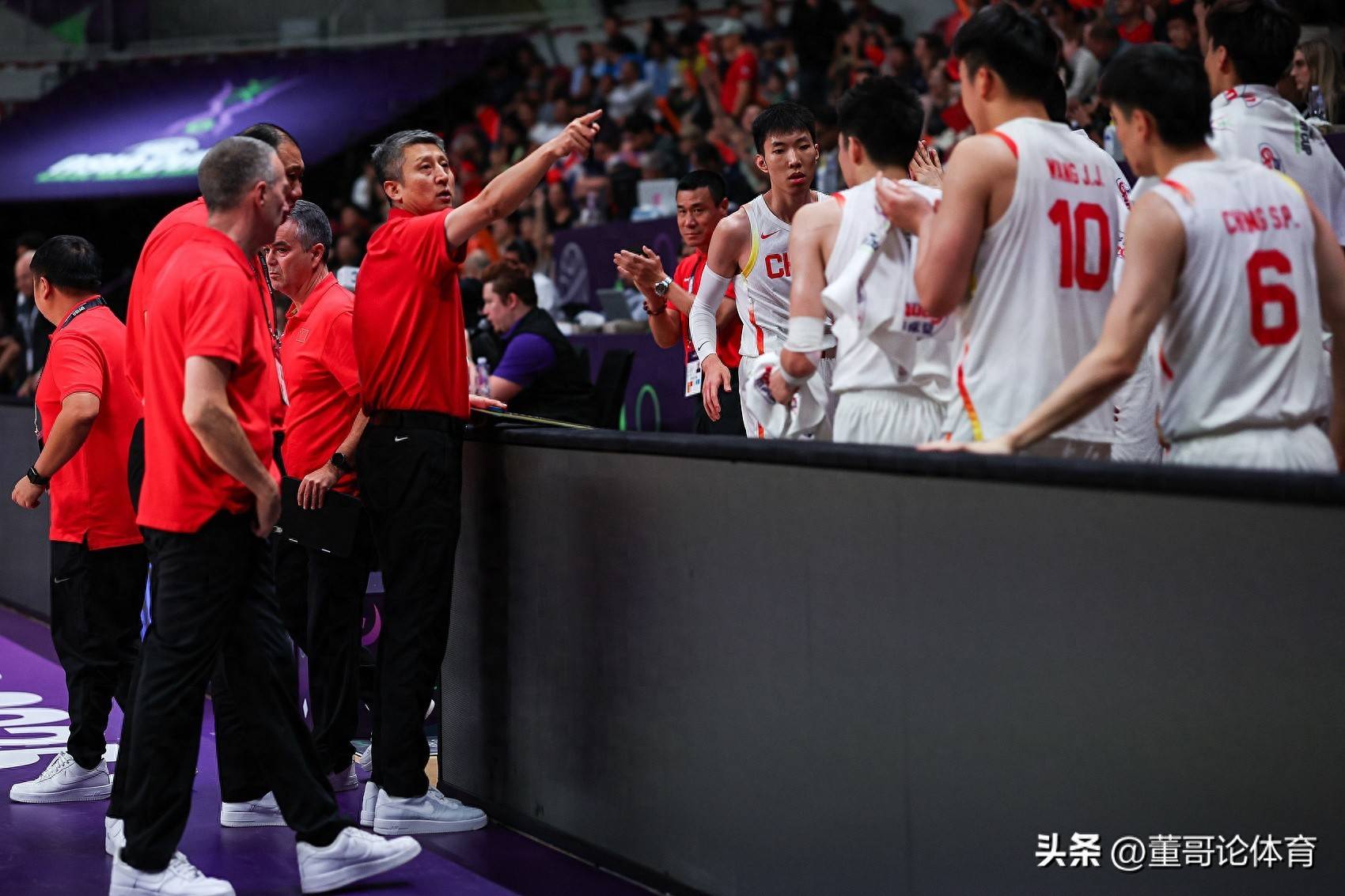 关于中国男篮教练组总结马刺交手经验：提高防守意识的信息