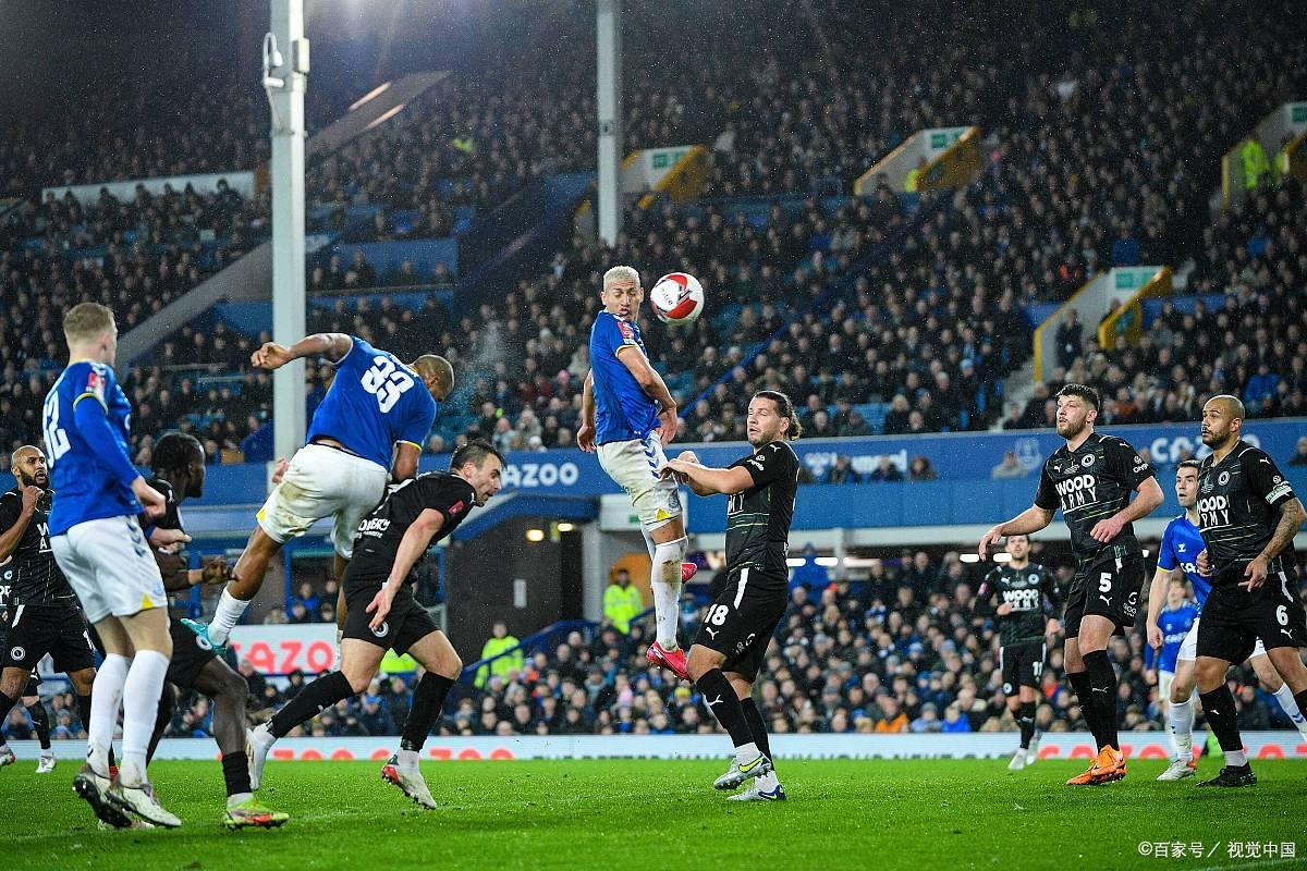 沃尔夫斯堡队长受伤下场，球队士气受到打击的简单介绍