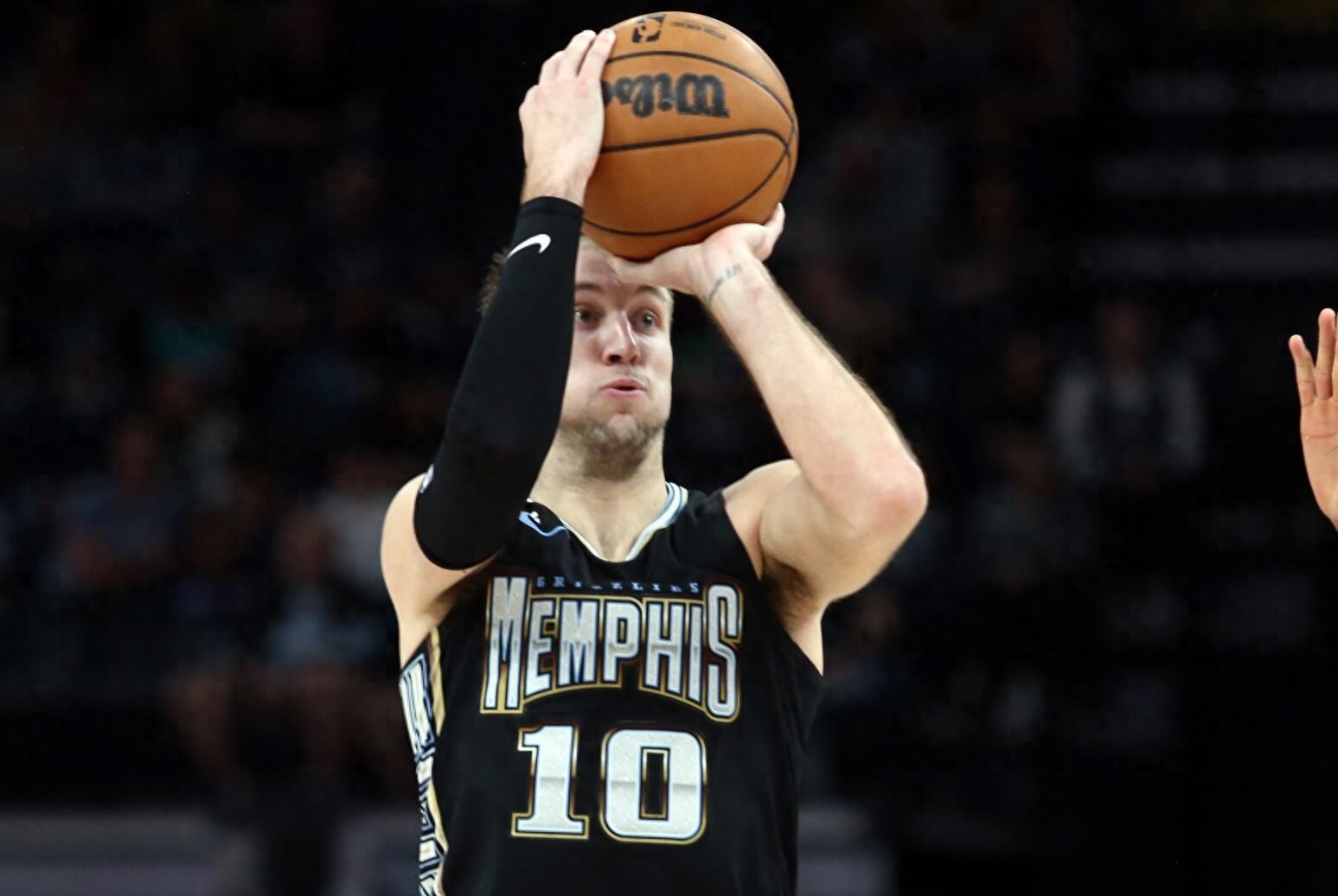 爱游戏亚洲官网-关于步行者力克灰熊，取得常规赛首胜的信息