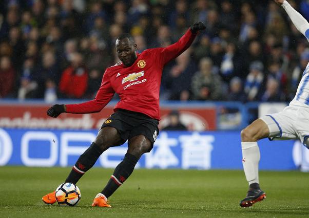 关于曼联主场击败里昂，卢卡库梅开二度独中两元取胜的信息