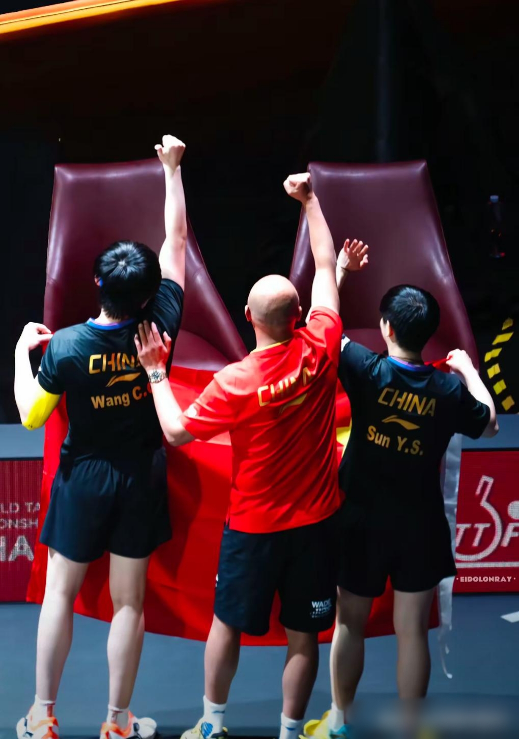 运动员们在赛场上互相竞争，实力对决