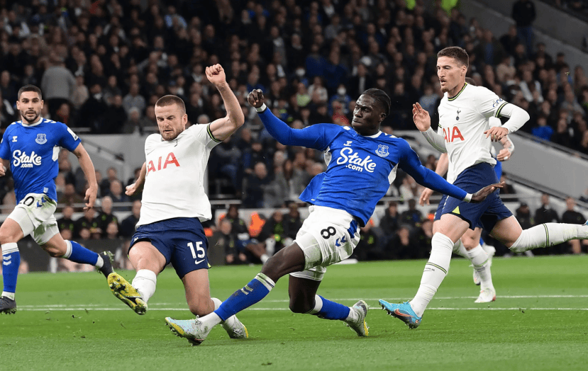 狼队主场大胜埃弗顿，豪取三分